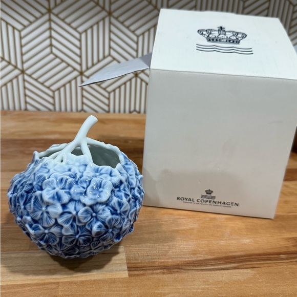Wouter Dolk for
Royal Copenhagen
The art of giving flowers hydrangea vase
 blue - Picture 7 of 10